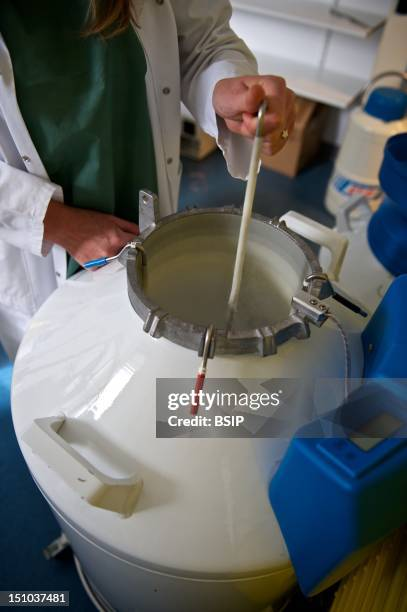 液氮罐內提取樣品